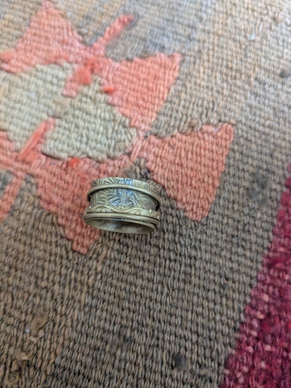 Vintage-Inspired Gold Tone Women’s Statement Ring - Gold